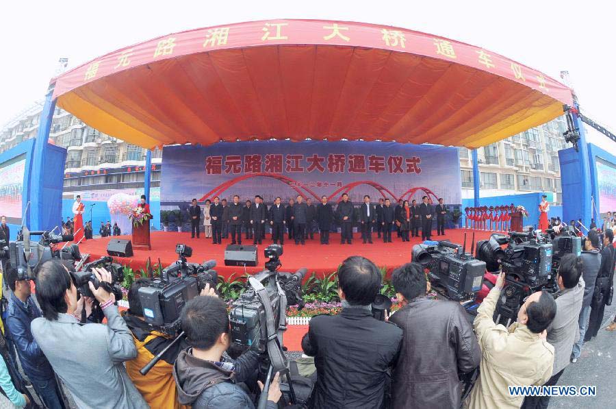 Photo taken on Nov. 20, 2012 shows the opening ceremony of the Fuyuan Bridge across the Xiangjiang River in Changsha, capital of central China's Hunan Province. The 3.5 kilometer-long bridge opened on Tuesday after 26 months' construction. (Xinhua/Long Hongtao)
