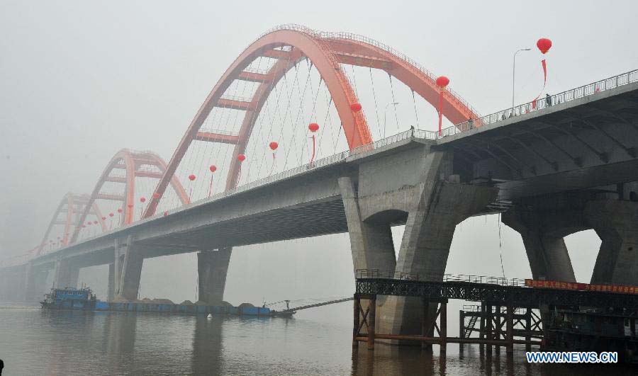 Photo taken on Nov. 20, 2012 shows the newly-completed Fuyuan Bridge across the Xiangjiang River in Changsha, capital of central China's Hunan Province. The 3.5 kilometer-long bridge opened on Tuesday after 26 months' construction. (Xinhua/Long Hongtao) 