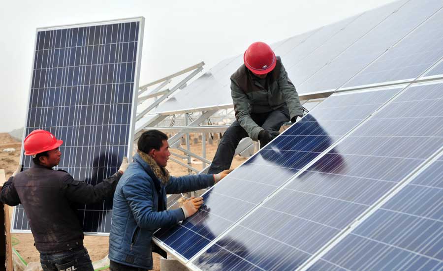 Workers install solar photovoltaic components in Minqin county, northwestern China's Gansu province on Nov. 19. (Xinhua/Liang Qiang)