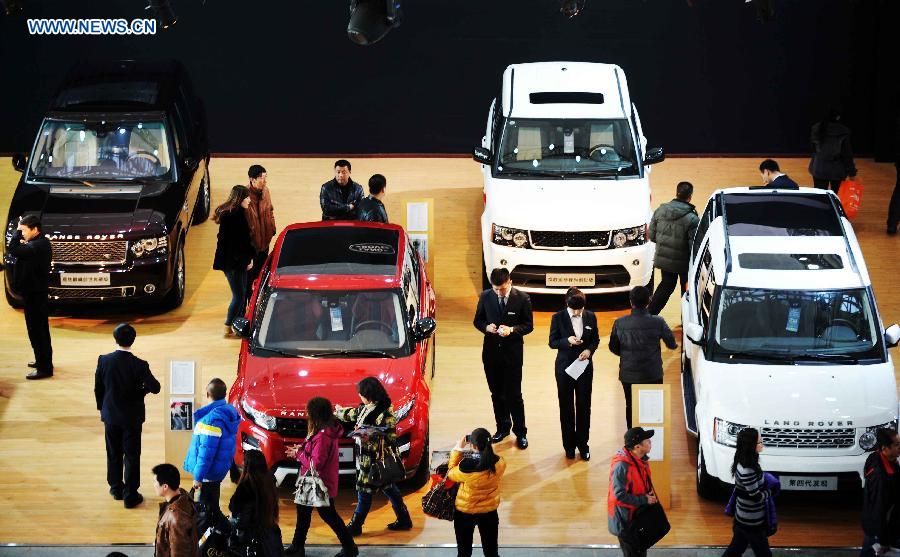 Visitors look around during the 3rd Harbin Autumn Automobile Exhibition in Harbin, capital of northeast China's Heilongjiang Province, Nov. 20, 2012. The week-long exhibition, as well as the 10th Harbin automobile purchasing week, kicked off on Tuesday.(Xinhua/Wang Jianwei) 