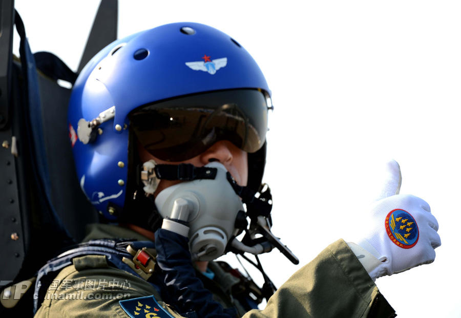 The August 1st Aerobatic Team of the PLA Air Force makes a wonderful performance for Zhuhai Air Show which kicked off on November 12 in Zhuhai, Guangdong province. (China Military Online/Shen Ling)