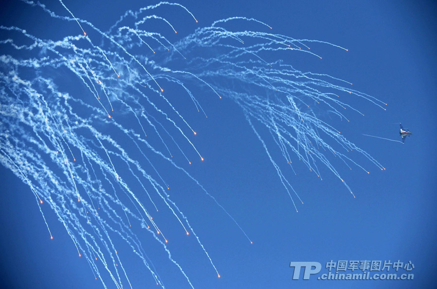 The August 1st Aerobatic Team of the PLA Air Force makes a wonderful performance for Zhuhai Air Show which kicked off on November 12 in Zhuhai, Guangdong province. (China Military Online/Shen Ling)