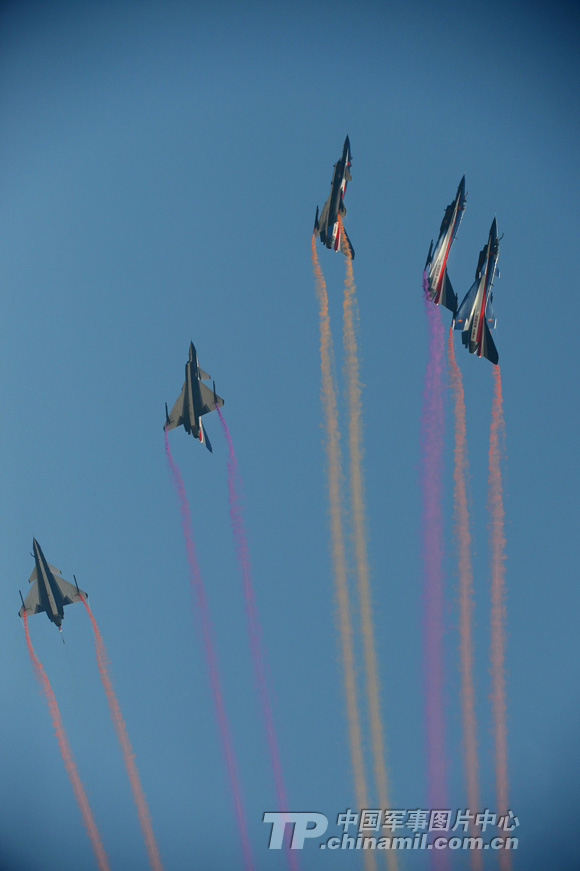 The August 1st Aerobatic Team of the PLA Air Force makes a wonderful performance for Zhuhai Air Show which kicked off on November 12 in Zhuhai, Guangdong province. (China Military Online/Shen Ling)