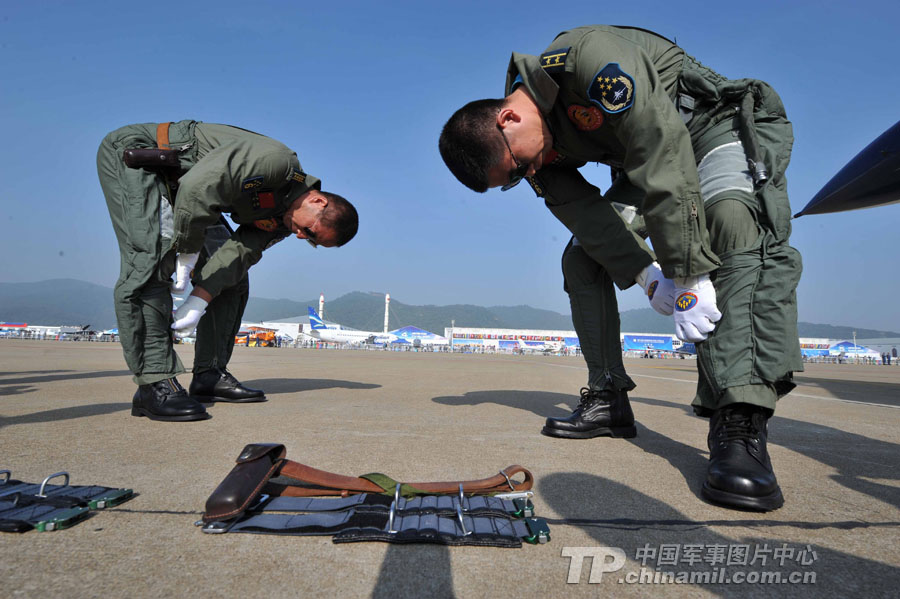 The August 1st Aerobatic Team of the PLA Air Force makes a wonderful performance for Zhuhai Air Show which kicked off on November 12 in Zhuhai, Guangdong province. (China Military Online/Shen Ling)