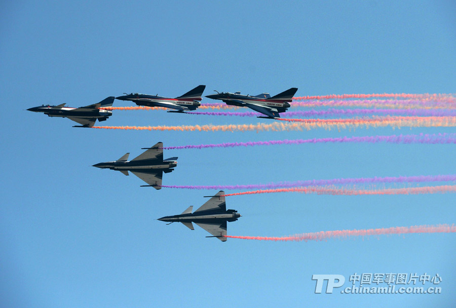 The August 1st Aerobatic Team of the PLA Air Force makes a wonderful performance for Zhuhai Air Show which kicked off on November 12 in Zhuhai, Guangdong province. (China Military Online/Shen Ling)