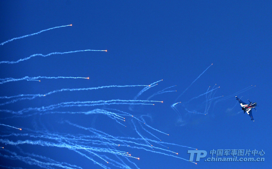 The August 1st Aerobatic Team of the PLA Air Force makes a wonderful performance for Zhuhai Air Show which kicked off on November 12 in Zhuhai, Guangdong province. (China Military Online/Shen Ling)
