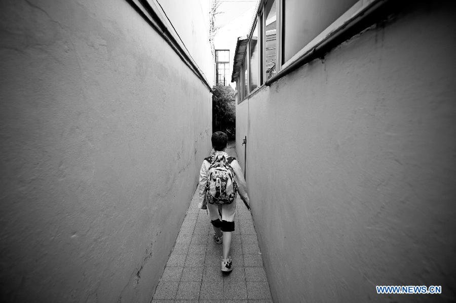 Lisandro Itzcovich, 10 years old, returns home after school in Buenos Aires, capital of Argentina, on Nov. 19, 2012. (Xinhua/Martin Zabala)