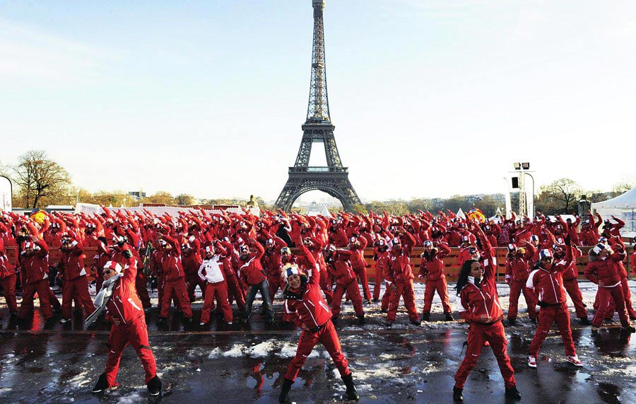 All-red flash mob get together in front of Eiffel Tower in Paris, France. (Photo/Xinhua)