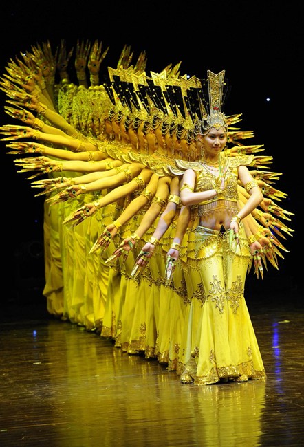 Chinese professional dancers perform Thousand-hand Bodhisattva. (Photo/Xinhua)