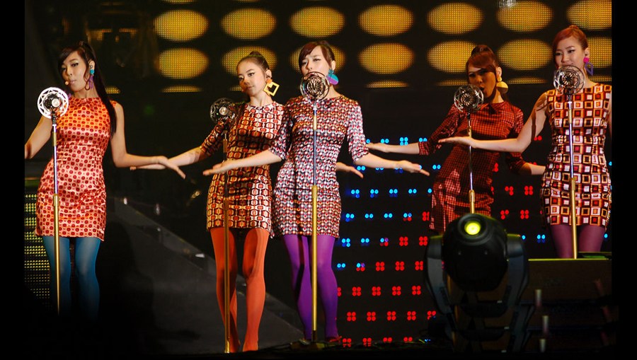 The S. Korean group Wonder Girls dance “Nobody” on the stage. (Photo/Xinhua)