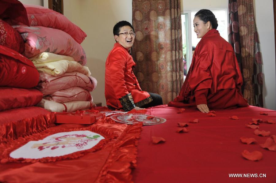Peng Yong (L) and his bride Chen Yuanyuan (R) prepare for a traditional Chinese wedding in Guiyang, capital of southwest China's Guizhou Province, Nov. 19, 2012. The traditional Chinese wedding, pursuant to the etiquettes of the Zhou Dynasties (1046-256BC), sees a resurgence in recent years as the sense of identity grows among modern Chinese couples. (Xinhua/Ou Dongqu) 