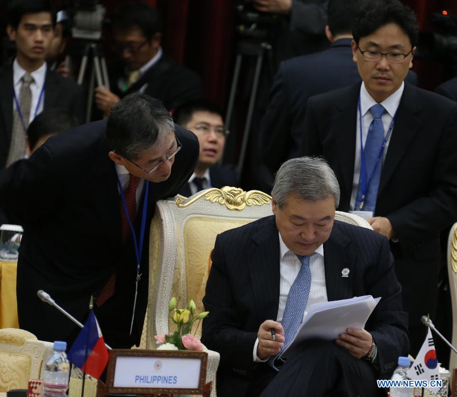 South Korean Foreign Minister Kim Sung-hwan (front) attends the Association of Southeast Asian Nations (ASEAN) Global Dialogue in Phnom Penh, Cambodia, Nov. 20, 2012. The first-ever ASEAN global dialogue was held here on Tuesday, focusing on global challenges, particularly economic and financial issues. (Xinhua/Li Peng)  