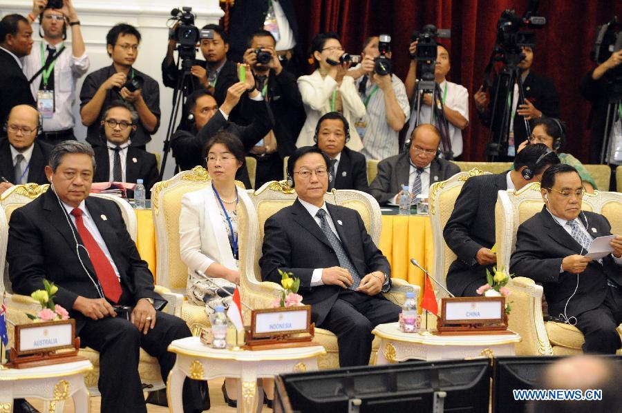Chinese Finance Minister Xie Xuren (C front), Indonesian President Susilo Bambang Yudhoyono (L front) and Lao Prime Minister Thongsing Thammavong (R front) attend the Association of Southeast Asian Nations (ASEAN) Global Dialogue in Phnom Penh, Nov. 20. The first-ever ASEAN global dialogue was held on Tuesday, focusing on global challenges, particularly economic and financial issues. (Xinhua/Ma Ping)  