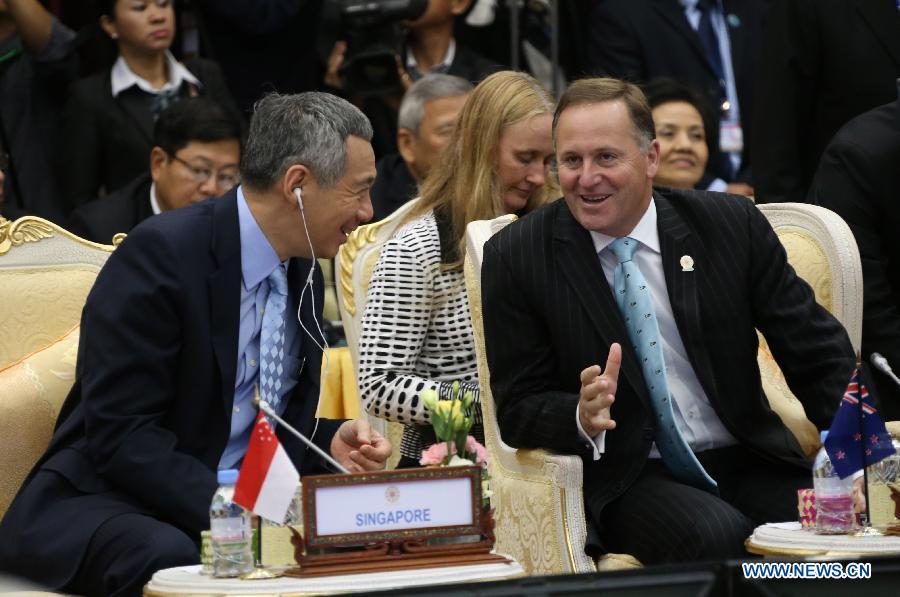 Singapore's Prime Minister Lee Hsien Loong (L) talks with New Zealand Prime Minister John Key during the Association of Southeast Asian Nations (ASEAN) Global Dialogue in Phnom Penh, Cambodia, Nov. 20, 2012. The first-ever ASEAN global dialogue was held here on Tuesday, focusing on global challenges, particularly economic and financial issues. (Xinhua/Li Peng)  
