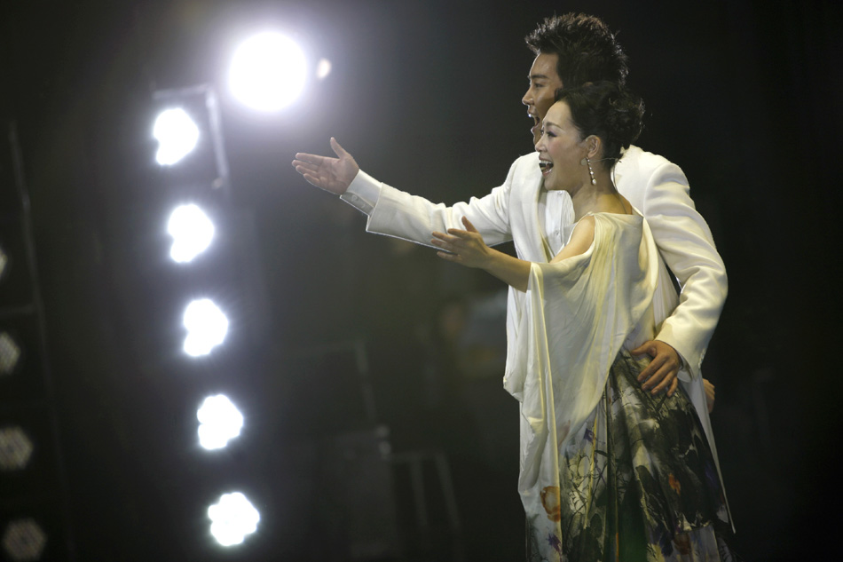Zhang Yingxi and Lu Wei, a soprano, perform in "The Butterfly Lovers", an opera adaptation of a Chinese love tragedy, in east China's Shanghai Municipality, Dec. 13, 2011. (Xinhua/Cui Xinyu)