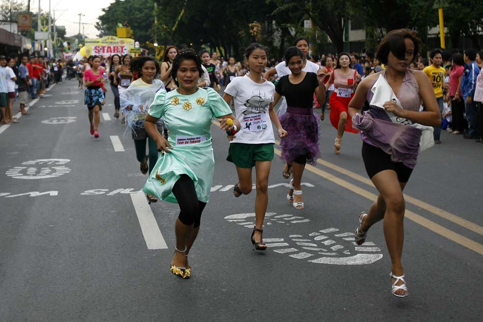 Female contestants race in different costumes and high heels. (Xinhua/Rouelle Umali)