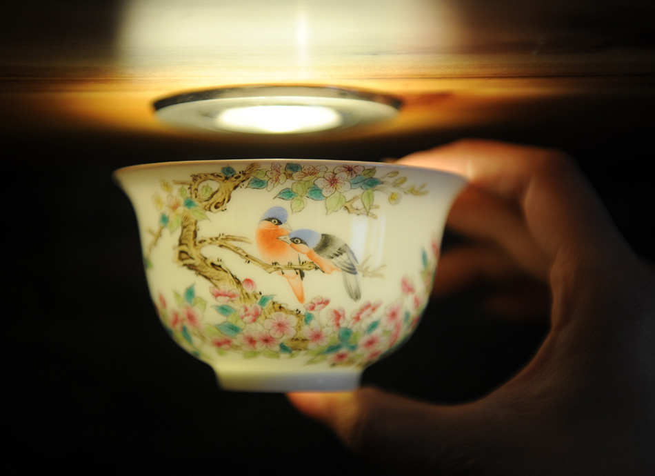Photo taken on Dec. 21, 2011 shows a delicate teacup in Jingdezhen City, east China's Jiangxi Province. (Xinhua/Zhou Ke)
