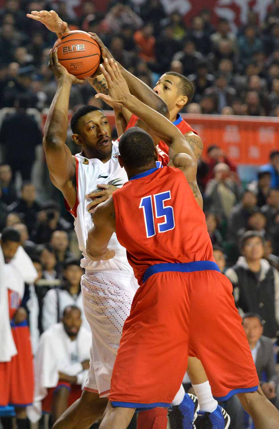 D.J. Mbenga (Xinhua Photo/Zhu Zheng)