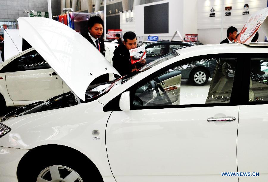 Visitors look at economy cars during the 2012 Harbin Autumn Automobile Exhibition in Harbin, capital of northeast China's Heilongjiang Province, Nov. 20, 2012. Economy cars presented on the week-long exhibition with a price under 100,000 yuan (about 16,030 U.S. dollars) attracted lots of attention. (Xinhua/Wang Jianwei)