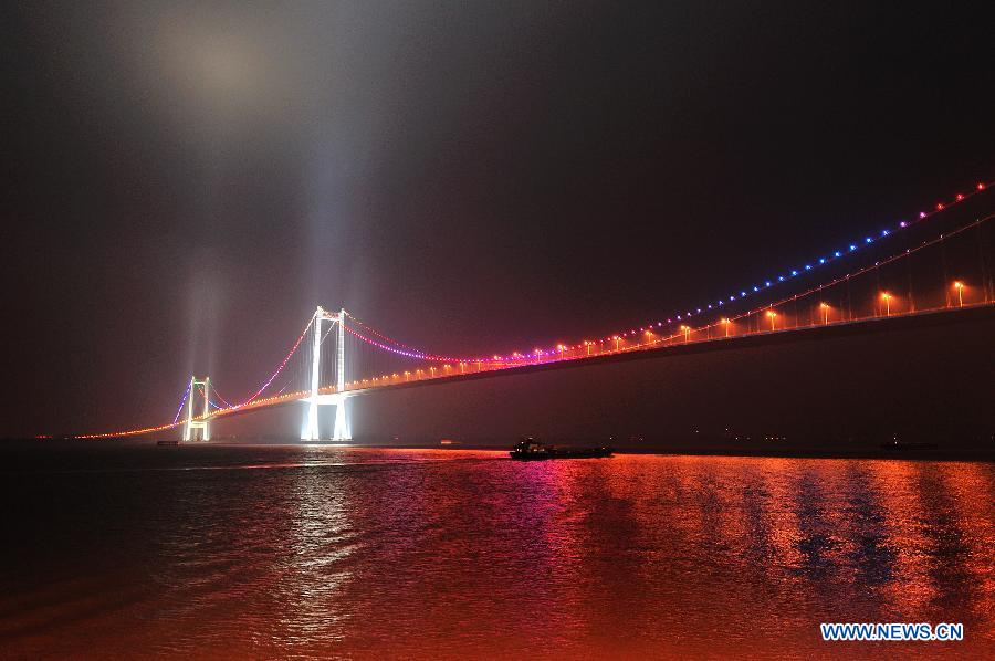Photo taken on Nov. 20, 2012 shows the Taizhou Yangtze River Bridge in Taizhou, east China's Jiangsu Province. The bridge will open to traffic on Nov. 25. (Xinhua/Lu Zhinong)