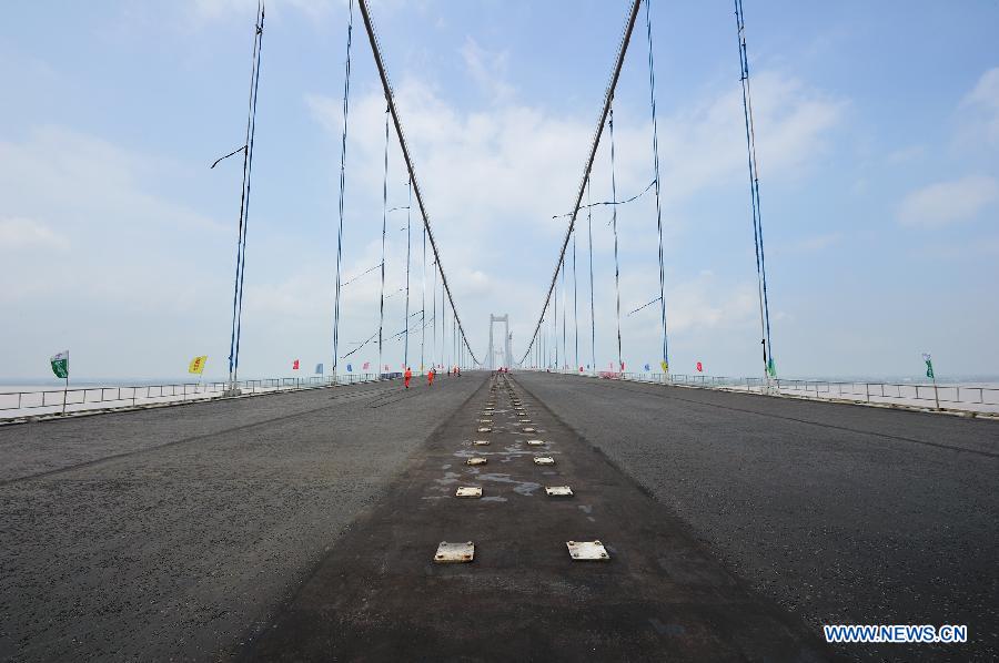 Photo taken on July 18, 2012 shows the Taizhou Yangtze River Bridge under construction in Taizhou, east China's Jiangsu Province. The bridge will be open to traffic on Nov. 25. (Xinhua/Lu Zhinong)