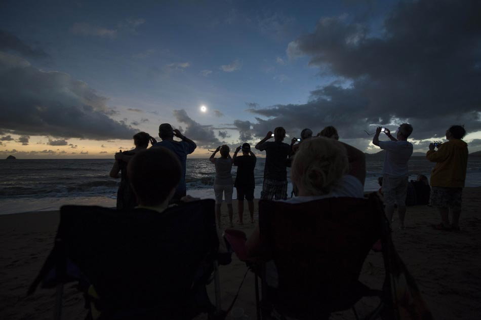 Solar eclipse in Australia: Australians view solar eclipse at night on a beach in Queensland, Australia on Nov. 14, 2012. (Xinhua/AFP)
