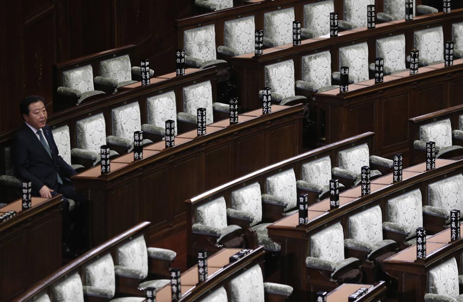 Japanese Prime Minister Yoshihiko Noda sits in the empty House of Representatives Chamber alone on Nov. 16, 2012. Japanese House of Representatives was officially dissolved at the plenary session that day. (Xinhua/Reuter)