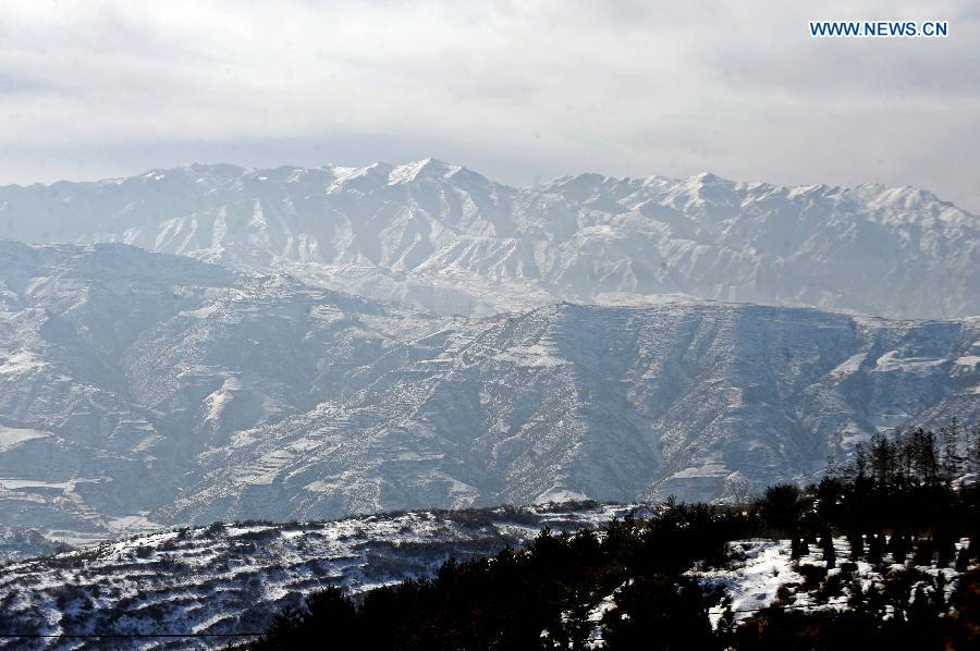 Photo taken on Nov. 20, 2012 shows the winter scenery of Hengshan Mountain, one of the Five Sacred Mountains of China, in Hunyuan County, north China's Shanxi Province. (Xinhua/Fan Minda) 