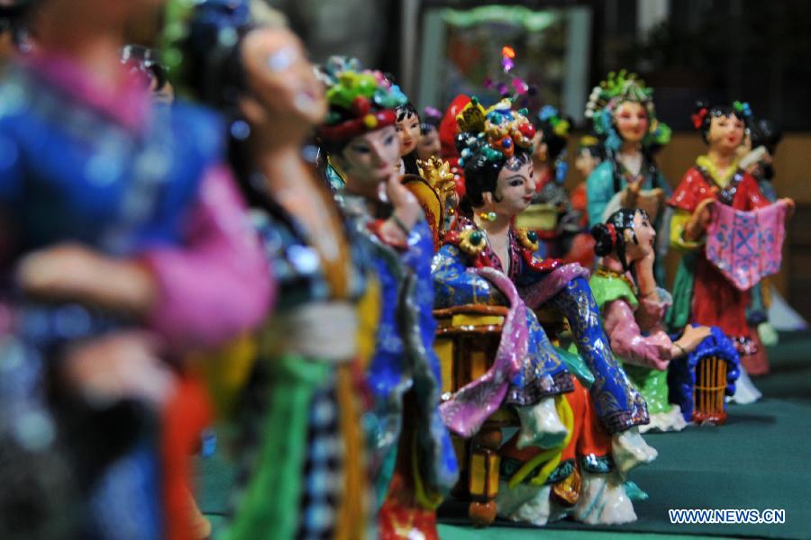 Photo taken on Nov. 20, 2012 shows the clay sculptures made by Li Lingxiu in Lanzhou, capital of northwest China's Gansu Province. The retired worker Li Lingxiu created 30 clay sculptures of characters in the ancient Chinese novel classic "A Dream of the Red Chamber". (Xinhua/Chen Bin) 