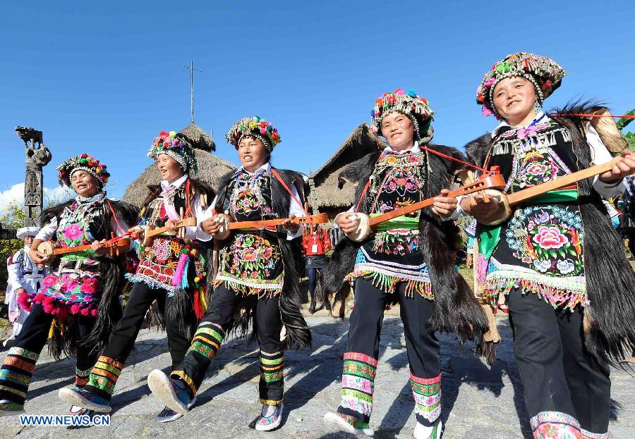 People of the Yi Ethnic Group perform at the first China Puer International Country Music Festival in Puer, southwest China's Yunnan Province, Nov. 21, 2012. The new silk road Miss World contest will also be held along with the festival, which kicked off here on Tuesday. (Xinhua/Yang Zongyou)
