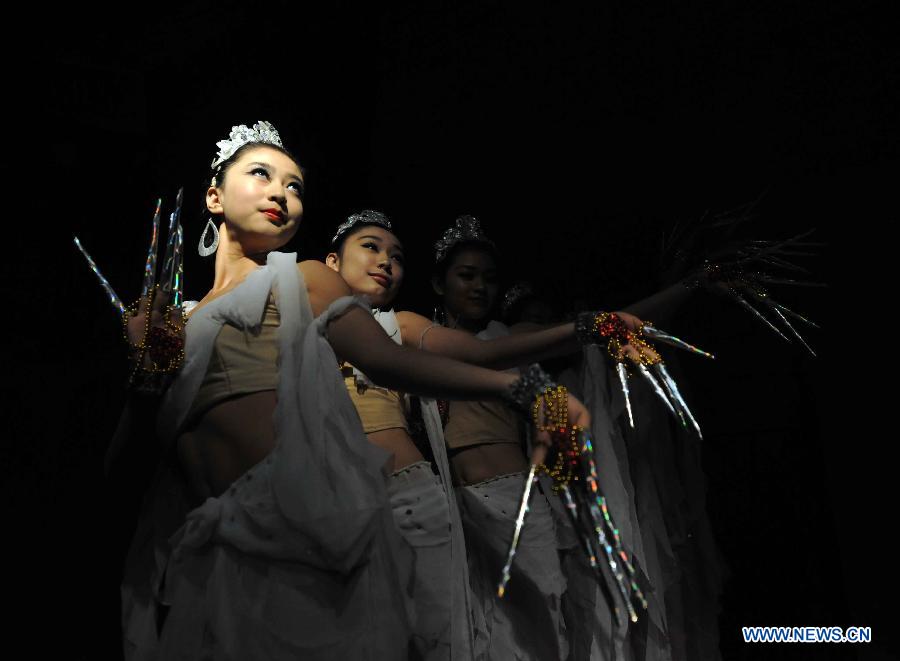 Artists perform at "The Colors of Dunhuang: A Magic Gateway to the Silk Road" exhibition held in Mimar Sinan University in Istanbul of Turkey, on Nov. 20, 2012. The Exhibition kicked off here on Tuesday. (Xinhua/Ma Yan)