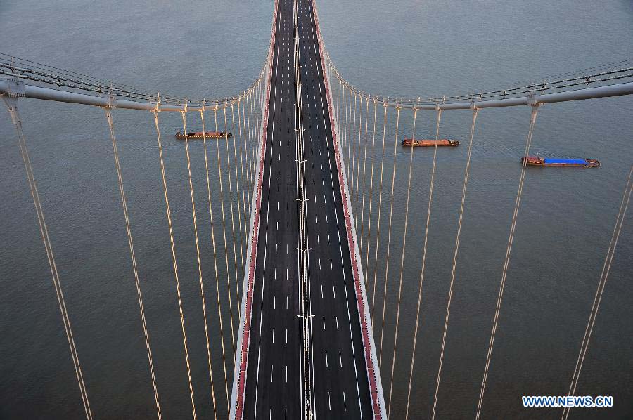 Photo taken on Nov. 4, 2012 shows the Taizhou Yangtze River Bridge in Taizhou, east China's Jiangsu Province. The bridge will open to traffic on Nov. 25. (Xinhua/Lu Zhinong) 