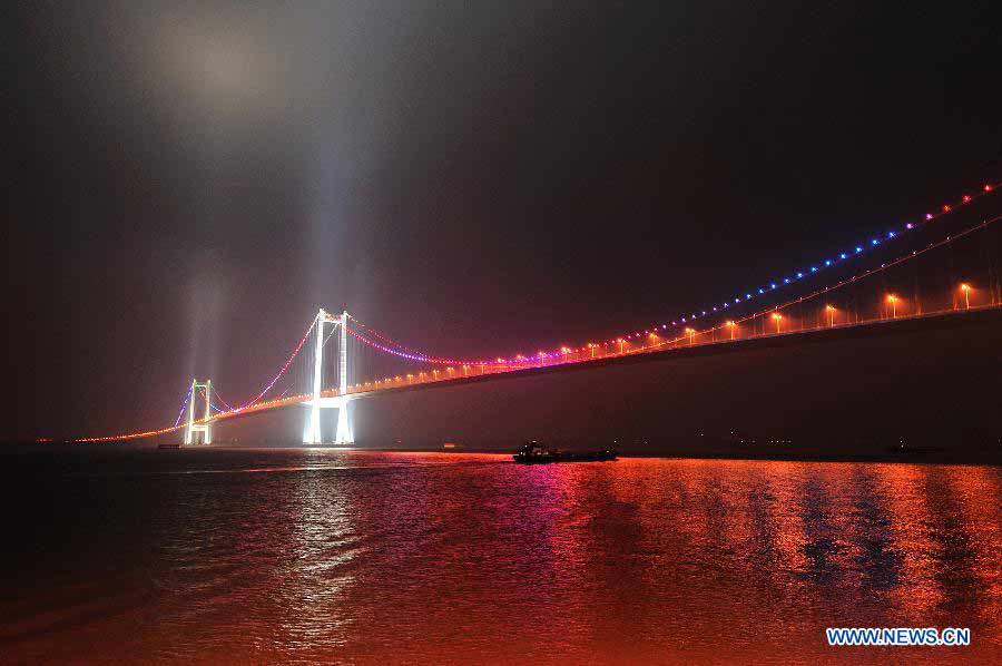 Photo taken on Nov. 20, 2012 shows the Taizhou Yangtze River Bridge in Taizhou, east China's Jiangsu Province. The bridge will open to traffic on Nov. 25. (Xinhua/Lu Zhinong) 