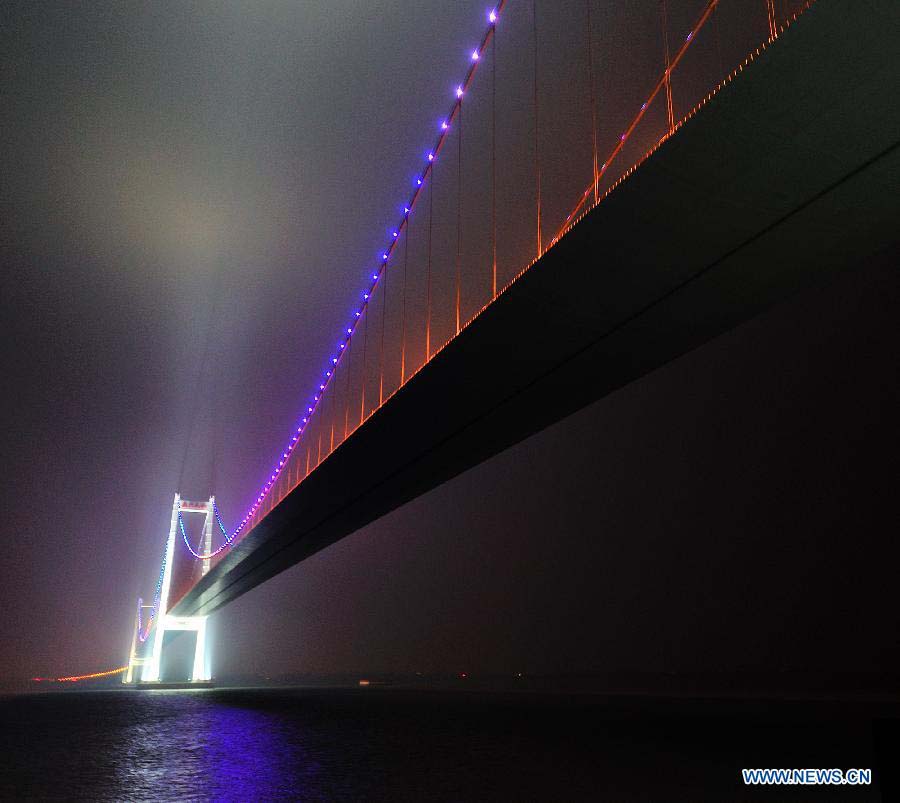 Photo taken on Nov. 20, 2012 shows the Taizhou Yangtze River Bridge in Taizhou, east China's Jiangsu Province. The bridge will open to traffic on Nov. 25. (Xinhua/Lu Zhinong)