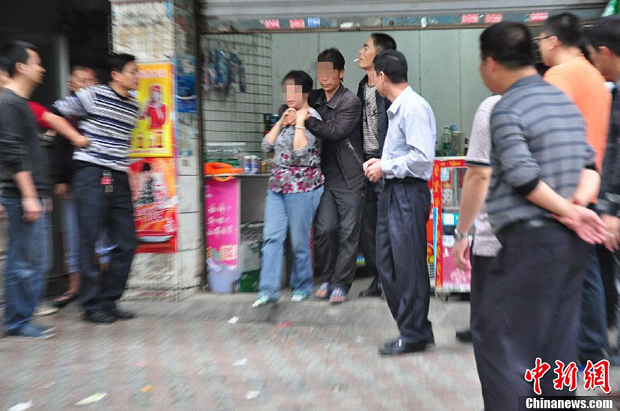 A drug addict hijacks a female grocery store owner with knife at 2 p.m. on Nov. 21, 2012 in Cenxi of Guangxi Zhuang autonomous region. After three hours’ confrontation with the local police, the robber was captured alive by police and the hostage was successfully rescued.(Chinanews/Lin Yaoyong) 