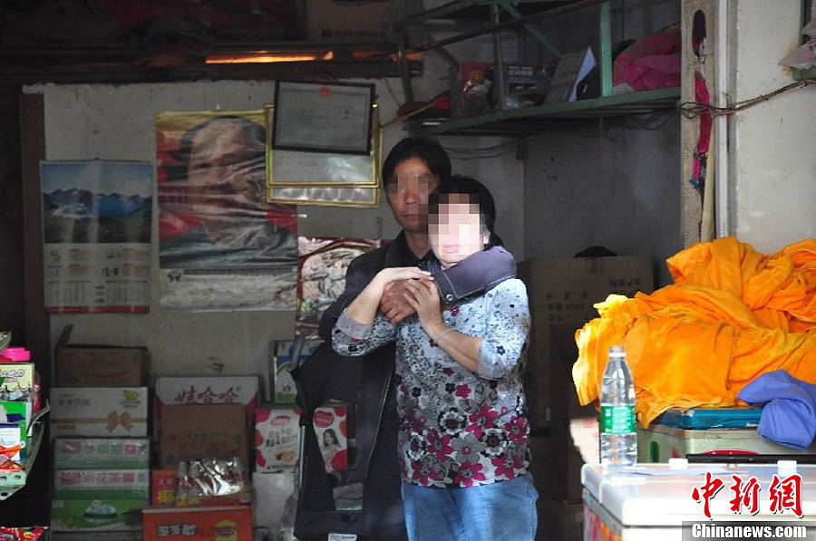 A drug addict hijacks a female grocery store owner with knife at 2 p.m. on Nov. 21, 2012 in Cenxi of Guangxi Zhuang autonomous region. After three hours’ confrontation with the local police, the robber was captured alive by police and the hostage was successfully rescued.(Chinanews/Lin Yaoyong)