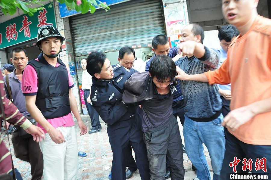 The robber is captured alive by police. A drug addict hijacked a female grocery store owner with knife at 2 p.m. on Nov. 21, 2012 in Cenxi of Guangxi Zhuang autonomous region. After three hours’ confrontation with the local police, the robber was captured alive by police and the hostage was successfully rescued.(Chinanews/Lin Yaoyong) 