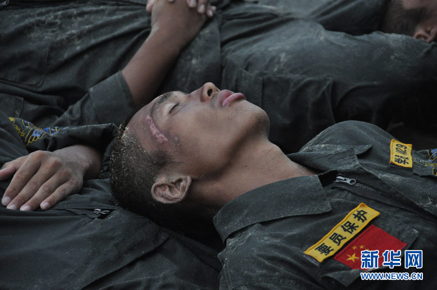 Exhausted trainees in the rest of training gap. (Xinhua/Liu Changlong)