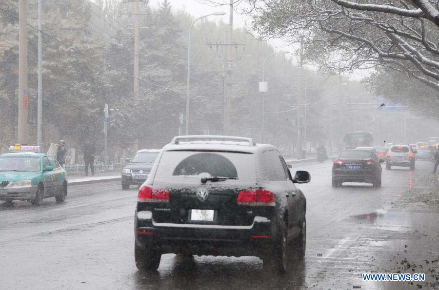 Cars move in snow in Lanzhou, capital of northwest China's Gansu Province, Nov. 22, 2012. The province was hit by snow and temperature decrease on Thursday.(Xinhua/Fan Peishen) 