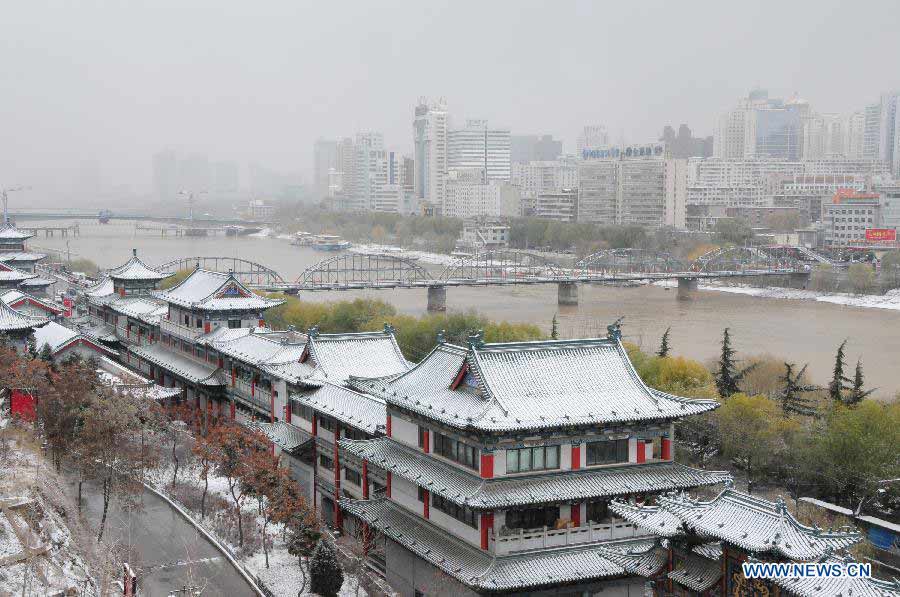 Photo taken on Nov. 22, 2012 shows the snow view in Lanzhou, capital of northwest China's Gansu Province. The province was hit by snow and temperature decrease on Thursday.(Xinhua/Fan Peishen) 