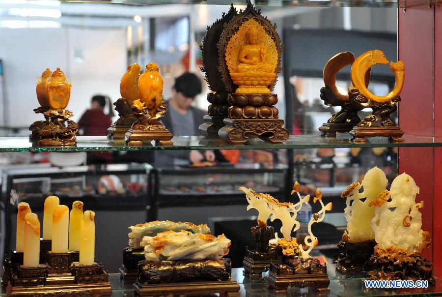 Photo taken on Nov. 22, 2012 shows Huanglong jade products at Kunming International Jewelry Exhibition in Kunming, capital of southwest China's Yunnan Province. The five-day exhibition, which has attracted many exhibitors from southeast Asian countries, will last until Nov. 26. (Xinhua/Lin Yiguang) 