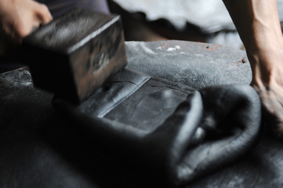 Craftsman tamp the inksticks mud before shaping in Shexian County of east China's Anhui Province, Aug. 11, 2012. (Xinhua/Du Yu)