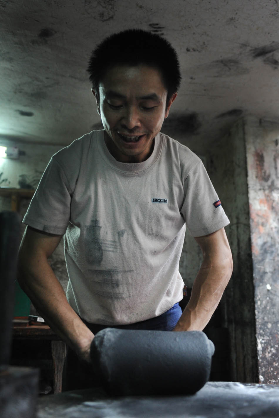 Huang Jun, a skilled worker in Xiang Shengli's inksticks factory, prepares to make inksticks in Shexian County of east China's Anhui Province, Aug. 11, 2012. (Xinhua/Du Yu)