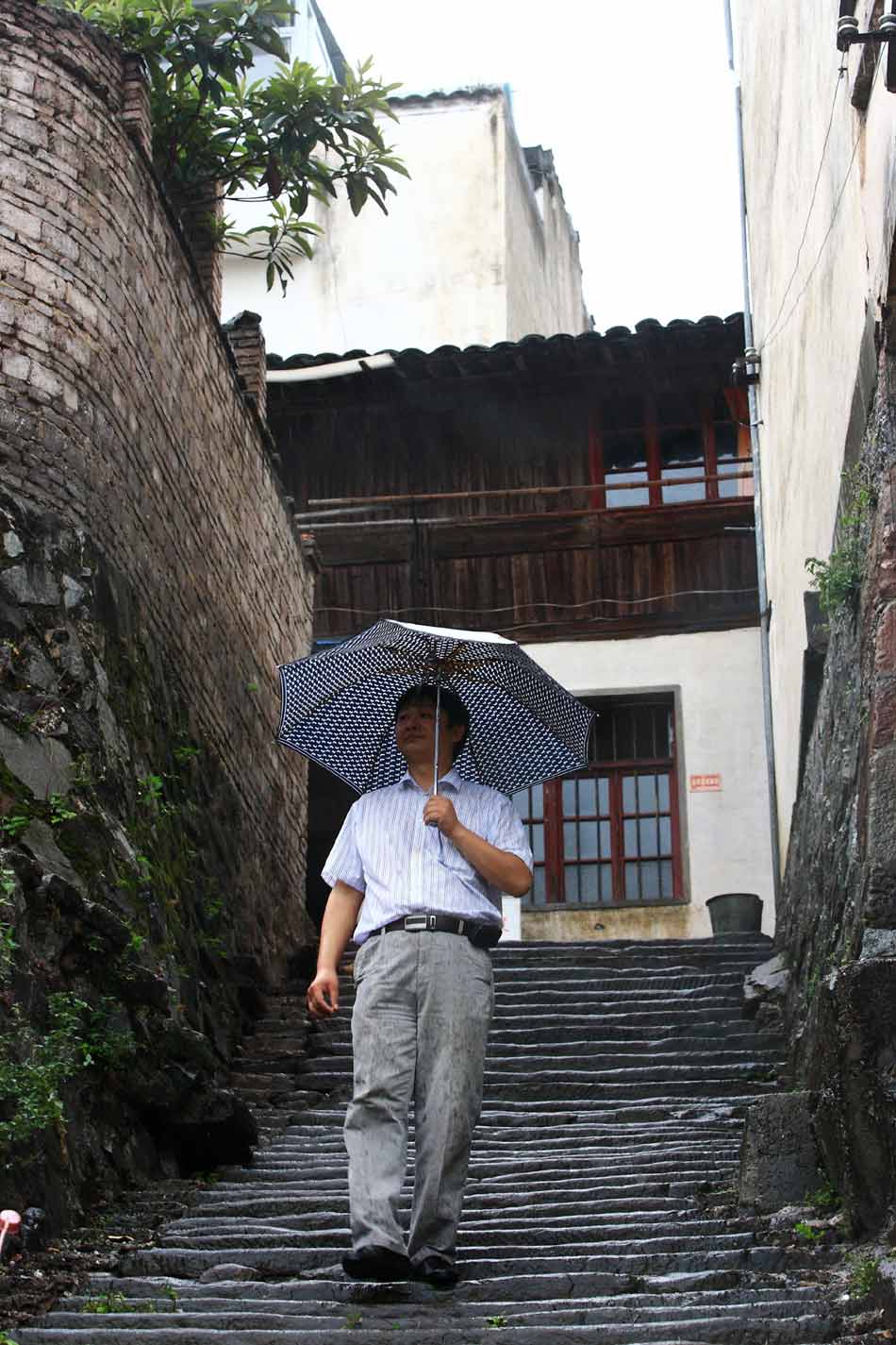 Xiang Shengli walks in Yuliang Village in Shexian County of east China's Anhui Province, Aug. 8, 2012. (Xinhua/Xu Zijian)