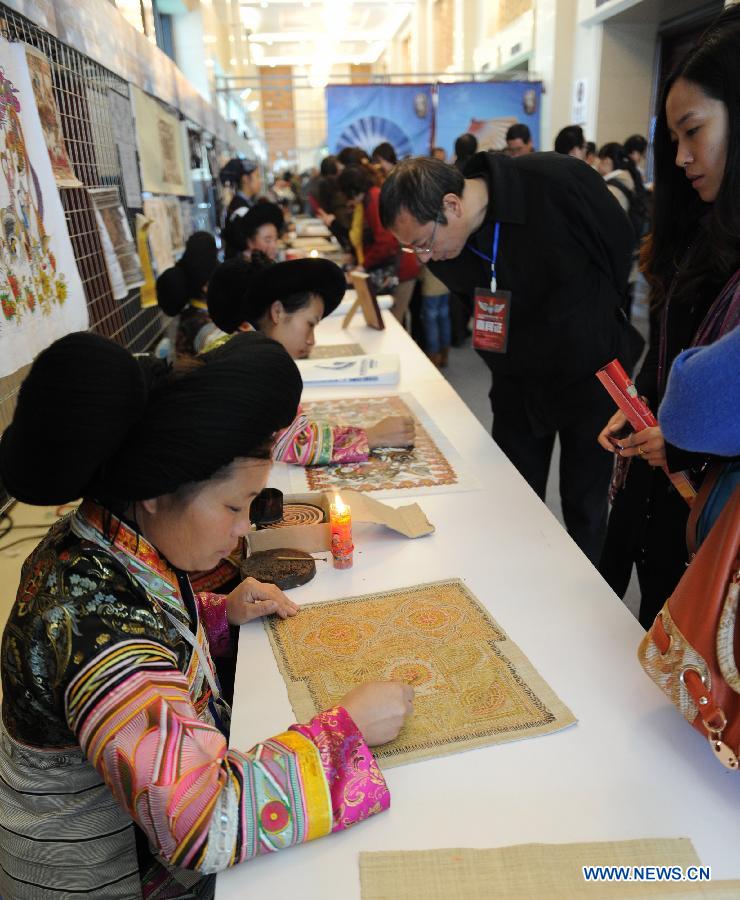 Contestants take part in a competition showcasing handmade craftwork in Guiyang, capital of southwest China's Guizhou Province, Nov. 22, 2012. Some 200 craftsmen showed their skills in the event where exhibited over 570 creations of silverware, batik fabric, embroidery and traditional costumes. The three day competition kicked off here Wednesday. (Xinhua/Ou Dongqu) 