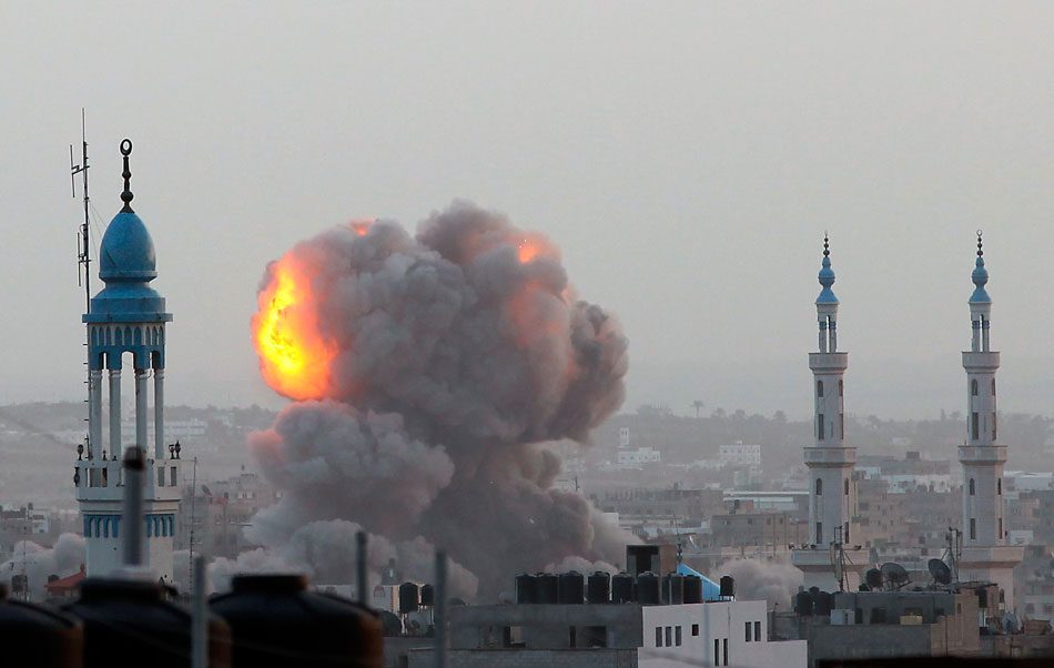 The photo taken on Nov. 17, 2012 shows Gaza City which suffers from Israeli air strikes. (Xinhua/AFP)