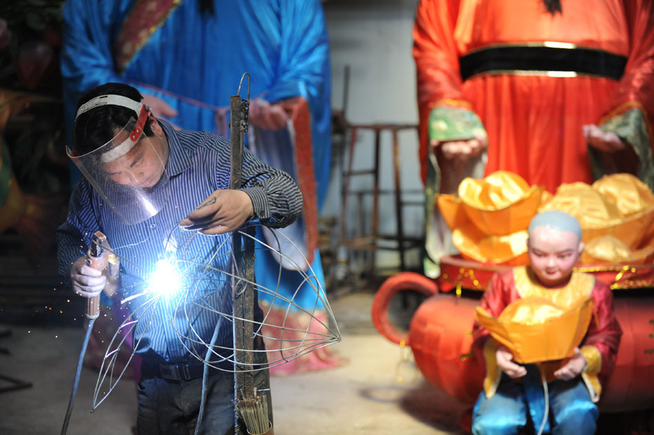 Photo taken on April 27, 2012 shows a worker making a festival lantern in Sun Yubo's workshop, in Yangzhou, east China's Jiangsu Province. (Xinhua/Zhang Ruiqi)