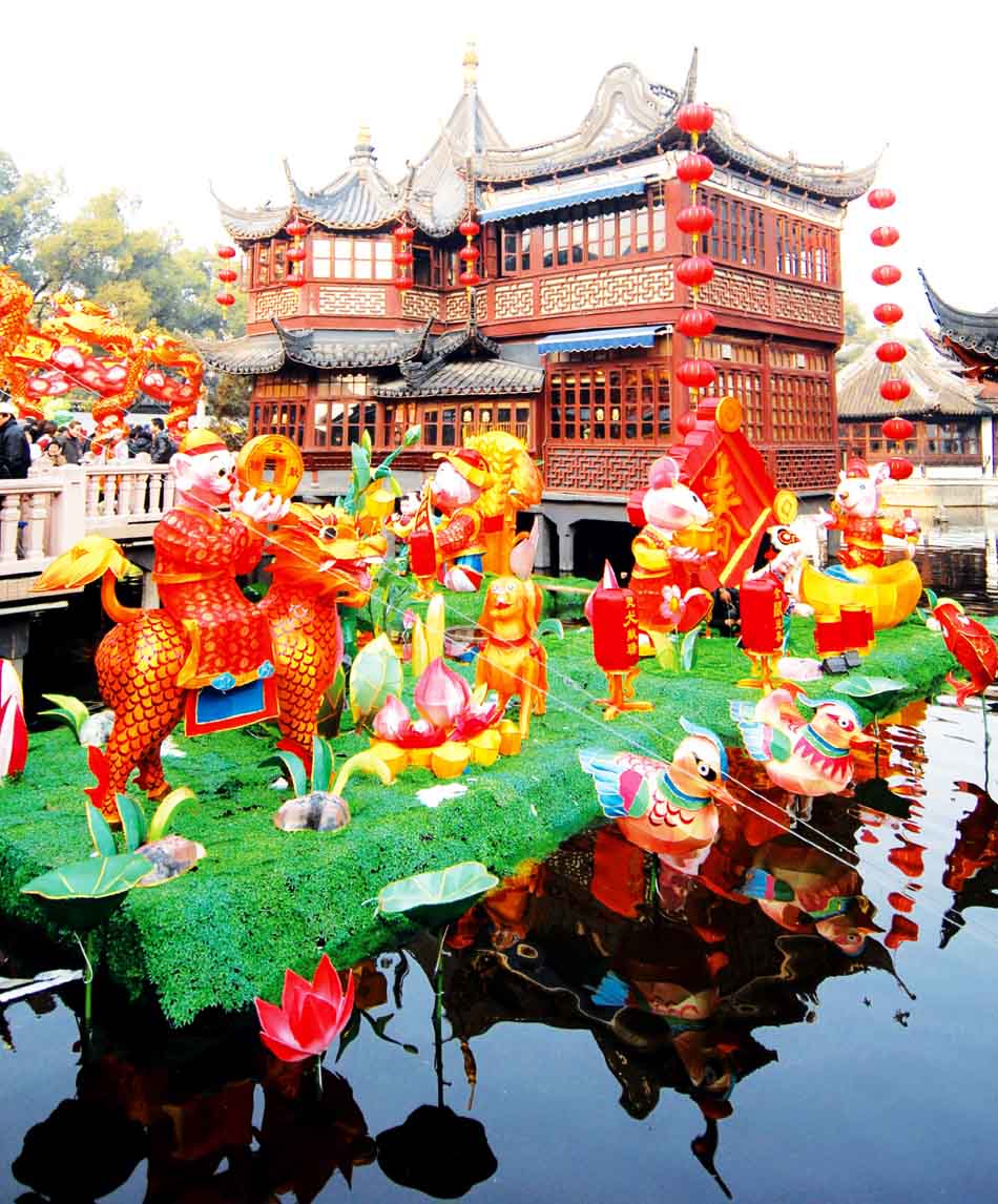 Photo taken on Feb. 4, 2008 shows festival lanterns made by Su Yubo's workshop, in the Yuyuan Park, east China's Shanghai. (Xinhua/Zhao Jun)