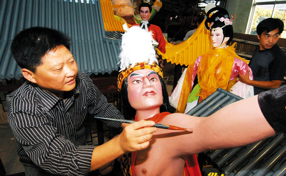 Photo taken on April 27, 2006 shows Su Yubo painting a festival lantern in his workshop, in Yangzhou, east China's Jiangsu Province. (Xinhua/Zhao Jun)