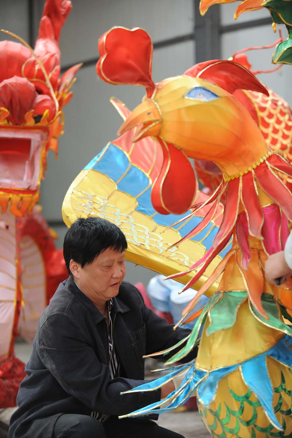 Sun Yubo makes festival lanterns at his workshop in Yangzhou, east China's Jiangsu Province, April 27, 2012. (Xinhua/Zhang Ruiqi)